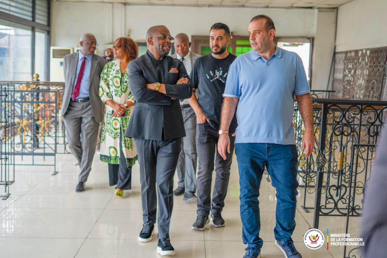 Formation de la main-d’œuvre locale : le Ministre d’État Marc EKILA LIKOMBO en visite à Modern Trading Company